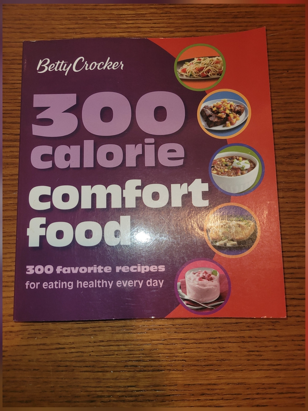 Betty Crocker 300 Calorie Comfort Food Cookbook - Purple & Red Cover